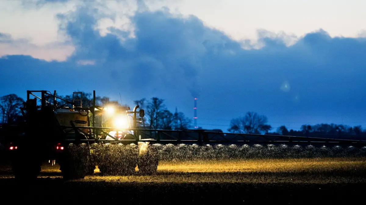 Einsatz von Düngemitteln: ARCHIV - 23.02.2018, Niedersachsen, Algermissen: Ein Landwirt düngt in der Morgendämmerung bei Temperaturen um den Gefrierpunkt ein Feld im Landkreis Hildesheim mit Stickstoffdünger. (zu dpa: «Höhere EU-Zölle sollen russische Wirtschaft schwächen») Foto: Julian Stratenschulte/dpa +++ dpa-Bildfunk +++