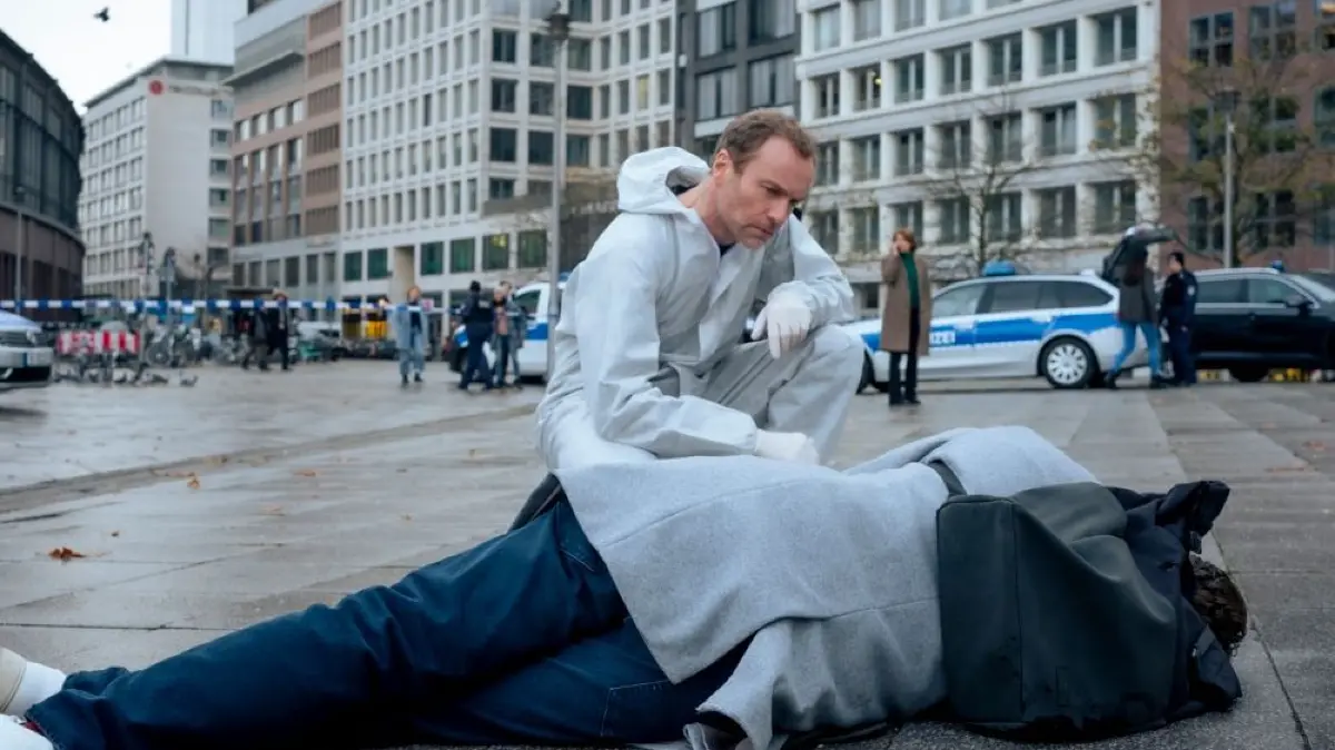 Der Beginn einer Mordserie: Vor dem Bahnhof Friedrichsstraße wurde ein Attentat auf einen Lebensmittel-Lobbyisten verübt.