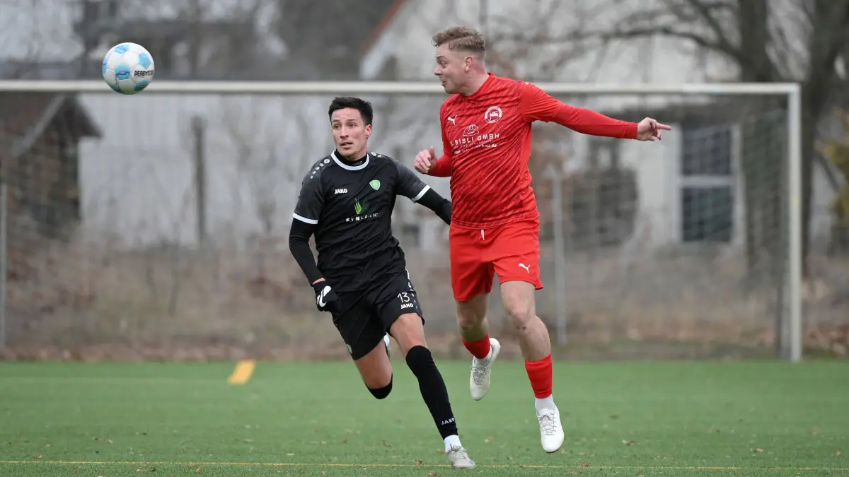 Fussball : Ahrensfelde, Fussball Testspiel, Grün-Weiss Ahrensfelde - TSV Mariendorf, David Rosner vor Florian Schulte
FOTO BENK 18.01.2025