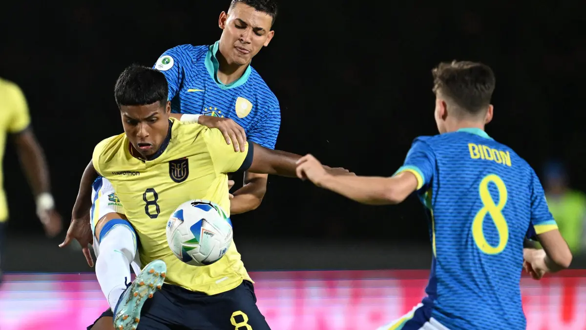 Brazil's defender #20 Arthur Dos Santos Barbosa and Ecuador's defender #08 Jeremy Arevalo fight for the ball next to Brazil's midfielder #08 Breno De Souza during the 2025 South American U-20 football championship match between Ecuador and Brazil at the Misael Delgado stadium in Valencia, Carabobo state, Venezuela on January 30, 2025. (Photo by Juan BARRETO / AFP)