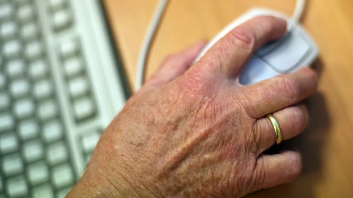Hand einer alten Frau: ARCHIV - 13.11.2007, Nordrhein-Westfalen, Düsseldorf: ARCHIV - Eine Seniorin hält im Alten- und Pflegeheim Joachim-Neander-Haus der Diakonie in Düsseldorf eine Computer-Maus in der Hand. (Zu dpa "Was lässt uns alt aussehen?" vom 18.01.2018) Foto: Oliver Berg/dpa +++(c) dpa - Bildfunk+++ (zu dpa: «Plattform Seniorennetz neu gestaltet») Foto: Oliver Berg/dpa +++ dpa-Bildfunk +++