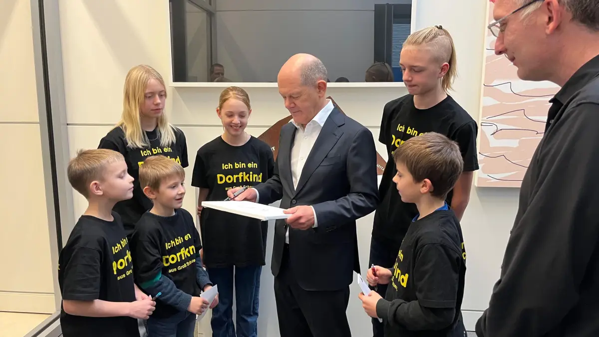 Der Jugendortsbeirat von Groß Schauen bei Bundeskanzler Olaf Scholz. Mit dabei sind (von links) Florian Baschin, Luise Obitz, Moritz Streichan, Merle Fank, Jomo Fank und Hannes Streichan.