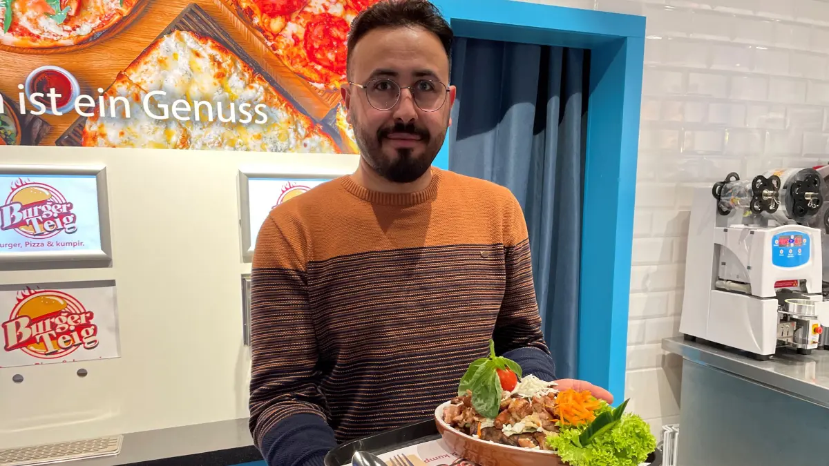 Mahmoud Al Awad in seinem neuen Imbiss "Burger Teig". Hier bietet er neben Burgern und "Teig Burgern" (bei denen das Burger-Brötchen aus Teig besteht und die Füllung innen ist) auch die türkische Spezialität Kumpir an. Das ist eine gefüllte Kartoffel