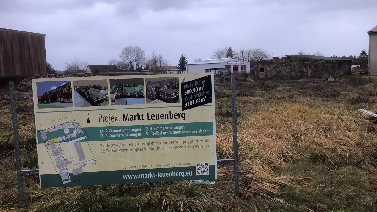 Neues Bauprojekt: Das Bauprojekt Markt Leuenberg soll auf einer Brachfläche entstehen, die von der Ecke Berliner-Bahnhofstraße L-förmig bis zur Gartenstraße im Dorf reicht. Im Hintergrund ist das neue Feuerwehrgerätehaus zu sehen.