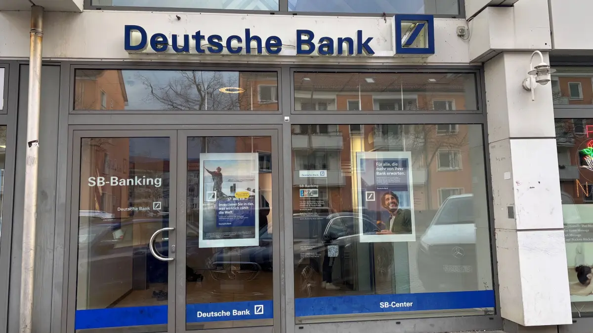 In der SB-Stelle der Deutschen Bank in der Lindenallee in Eisenhüttenstadt hält sich, auch tagsüber, ein verwahrloster Obdachloser auf. Viele Kunden fühlen sich unsicher oder nutzen die SB-Stelle erst gar nicht mehr.