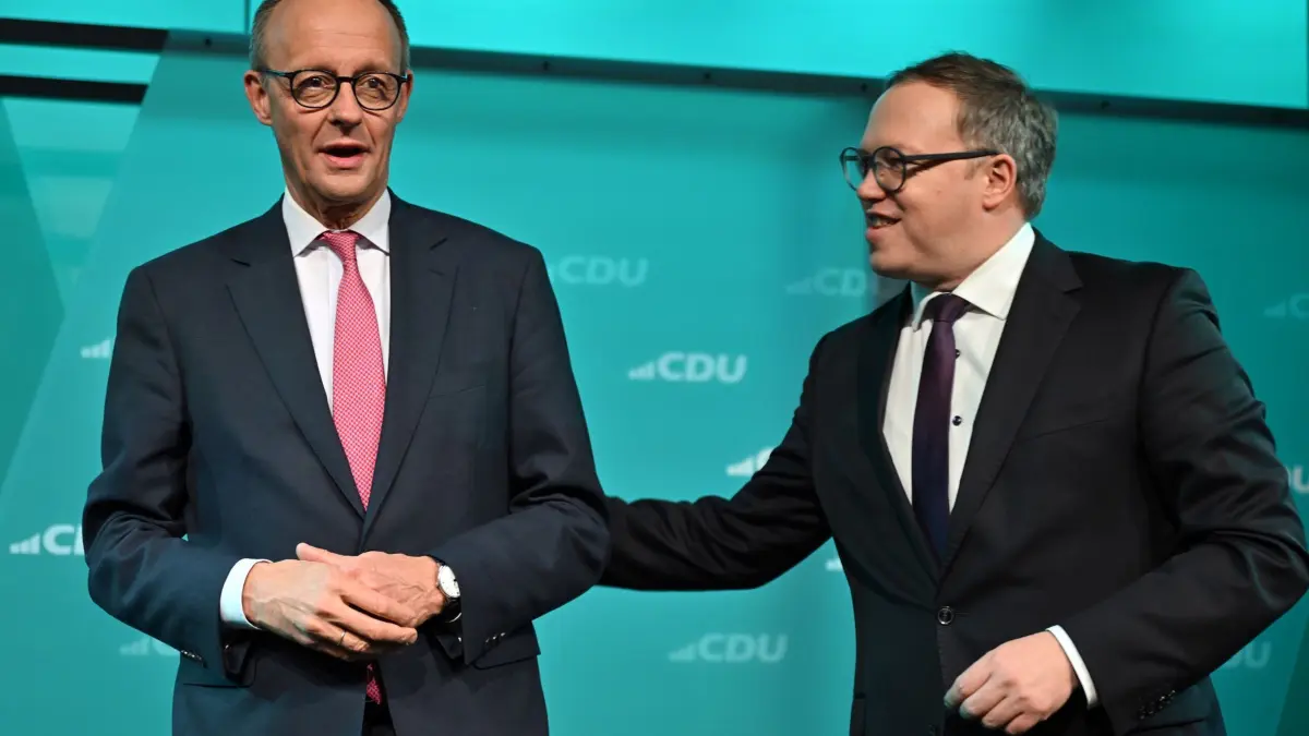 Wahlkampf CDU - Erfurt: 31.01.2025, Thüringen, Erfurt: Friedrich Merz (l), CDU-Bundesvorsitzender und Spitzenkandidat, und Mario Voigt (CDU), Ministerpräsident von Thüringen, stehen bei einer Wahlkampfveranstaltung der CDU im Congress Center der Messe Erfurt auf der Bühne. Foto: Martin Schutt/dpa +++ dpa-Bildfunk +++
