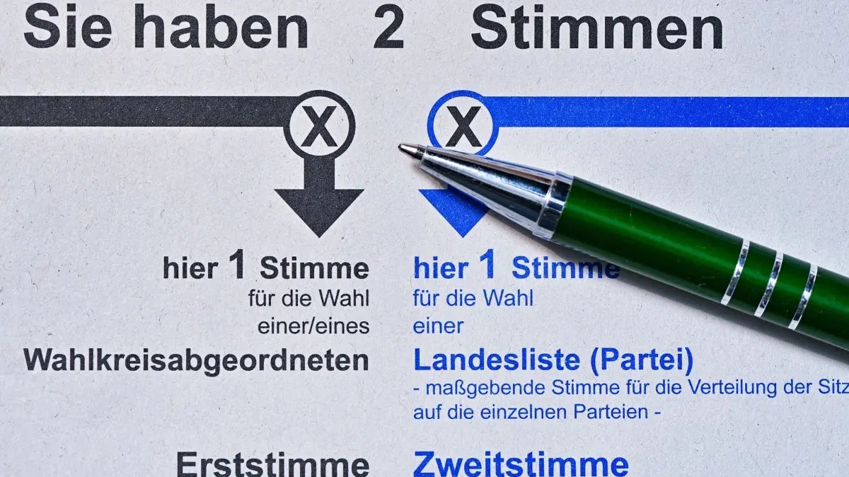 Stimmzettel zur Bundestagswahl 2021: ARCHIV - 17.09.2021, Brandenburg, Sieversdorf: Ein Kugelschreiber liegt auf einem Stimmzettel der Briefwahl zur Bundestagswahl am Sonntag 26. September 2021. (zu dpa: «Warum Scholz, Merz & Co. auf vielen Stimmzetteln fehlen») Foto: Patrick Pleul/dpa-Zentralbild/dpa +++ dpa-Bildfunk +++