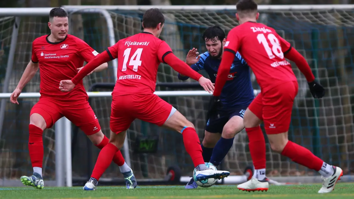 Fußball Testspiel Oranienburger FC Eintracht (Brandenburgliga) gegen TSG Neustrelitz (Oberliga), 1:4 nach Toren von Manuel Härtel, Kevin Akogo, Justin Bergner, Dennis Ladwig sowie Omar Ali Dieb, 1. Februar 2025 auf Kunstrasen, Abdul-HamidSaadaev (in Blau) gegen Manuel Härtel, Oskar Fijalkowski und Gabriel Ziegler (von links)