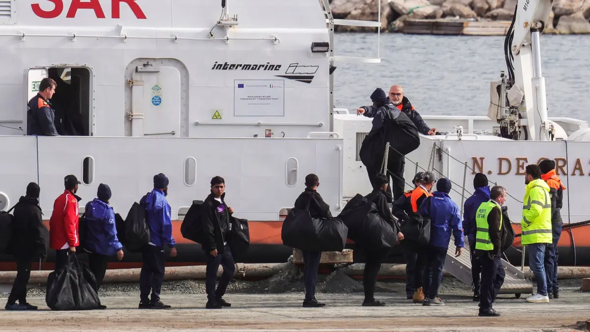 Italienische Justiz stoppt „Albanien-Modell“ wieder: 01.02.2025, Albanien, Shengjin: Migranten besteigen im Hafen von Shengjin im Nordwesten Albaniens ein Schiff der italienischen Küstenwache, das sie nach einer Gerichtsentscheidung in Rom von den Asylbewerberzentren in Albanien zurück nach Italien bringen soll. Die italienische Rechtsregierung hat auch im dritten Versuch, eine Gruppe von Mittelmeer-Flüchtlingen noch vor der Ankunft in Italien wieder zurückzuschicken, eine juristische Niederlage erlitten. Ein Berufungsgericht in Rom entschied, dass die Männer freigelassen und aus Albanien nach Italien gebracht werden müssen. Foto: Vlasov Sulaj/AP/dpa +++ dpa-Bildfunk +++