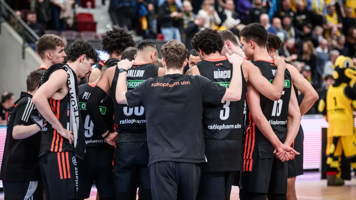 GER, MHP Riesen Ludwigsburg - ratiopharm Ulm, easycredit BBL, Basketball, Bundesliga, 19. Spieltag, Spielzeit 2024/2025, 02.02.2025: Nach dem Spiel ist vor dem Spiel - Teamspirit beim Ulmer Team / GER, MHP Riesen Ludwigsburg - ratiopharm Ulm, easycredit BBL, Basketball, Bundesliga, 19. Spieltag, Spielzeit 2024/2025, 02.02.2025
Foto: Eibner/Sandy Dinkelacker