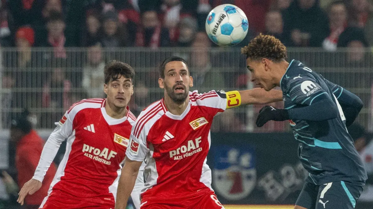 1.BL 1. FC Union - RB Leipzig 2024/25: Fußball, Herren, Saison 2024/2025, 1. Bundesliga (20. Spieltag), 1. FC Union Berlin - RB Leipzig (0:0), v. l. Diogo Leite (1. FC Union Berlin), Rani Khedira (1. FC Union Berlin), Antonio Nusa (RB Leipzig), 01.02.2025, Foto: Matthias Koch