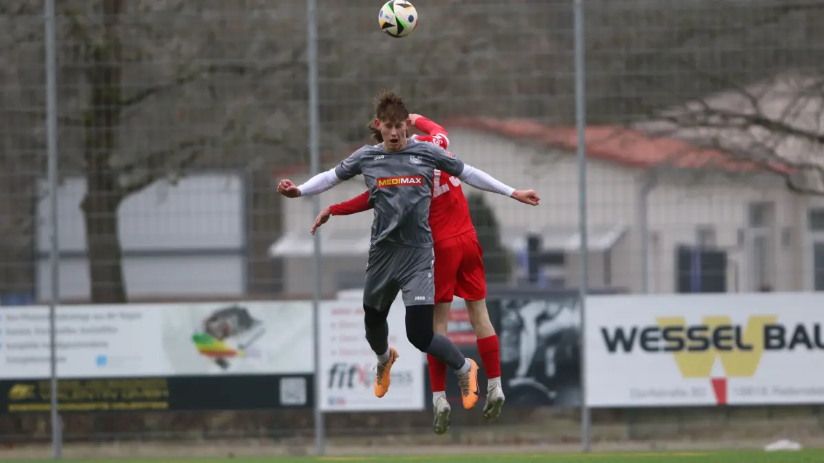 Abgehoben: Stürmer Magsym Kyrylov (vorn) spielt sich mehr und mehr in den Vordergrund beim MSV Neuruppin. Zunächst fliegt das Team aus der Brandenburgliga ins Trainingslager.