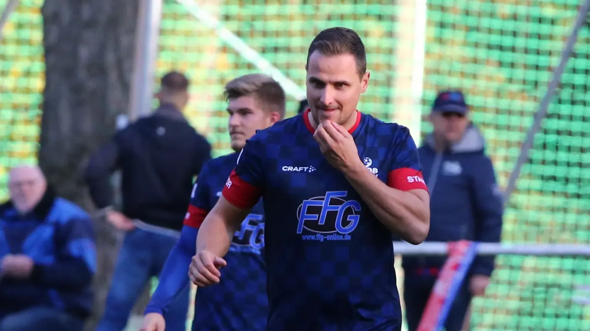 Fußball Landesliga FC 98 Hennigsdorf mit Ron Hass, Torjäger, Kandidat Sportler der Woche