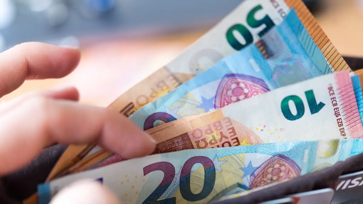 Geld in einem Portemonnaie: ILLUSTRATION - Auszahlung muss nicht zwingend monatlich erfolgen: Wer Anspruch auf eine Beschädigtenrente hat, kann diese auch als Abfindung kassieren. (zu dpa: «Auch als Abfindung möglich: Staatliche Hilfe bei Traumata») Foto: Monika Skolimowska/dpa-Zentralbild/dpa-mag - Honorarfrei nur für Bezieher des Dienstes dpa-Magazin +++ dpa-Magazin +++