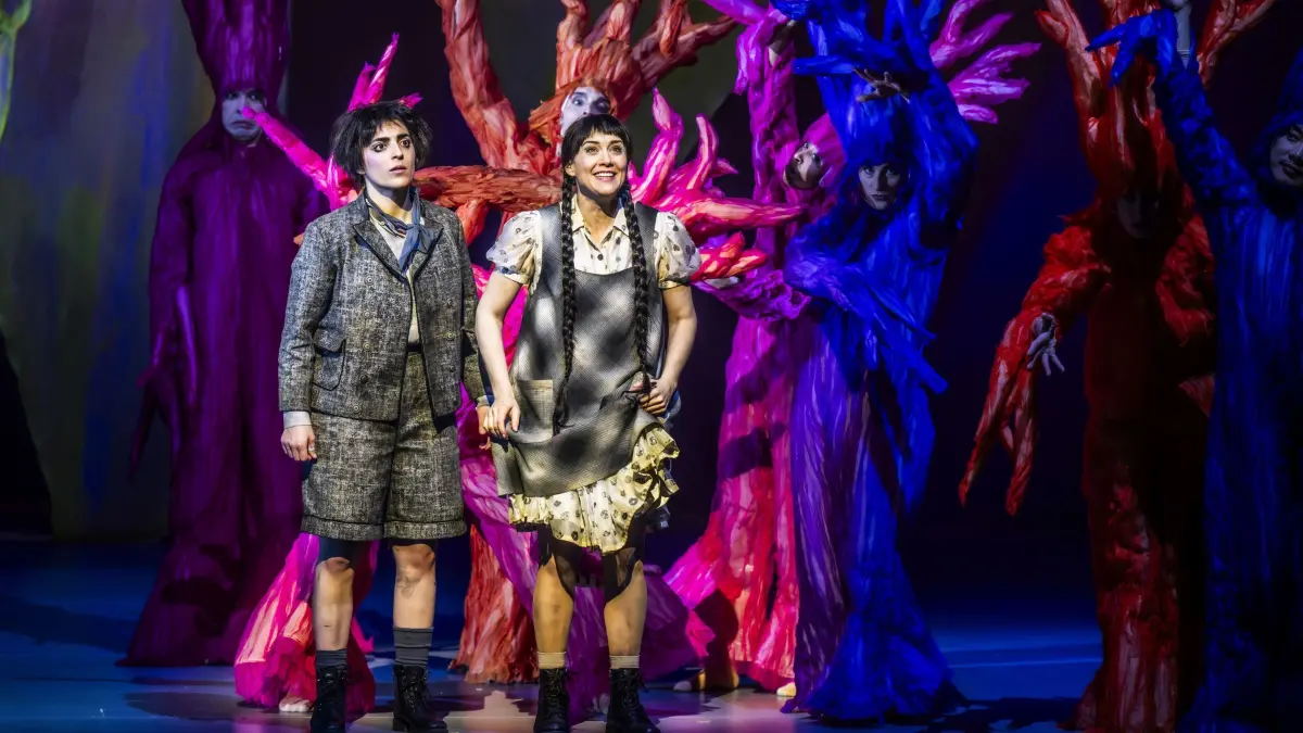 Susan Zarrabi und Alma Sadé als Hänsel und Gretel in Dagmar Manzels Inzenierung an der Komischen Oper Berlin