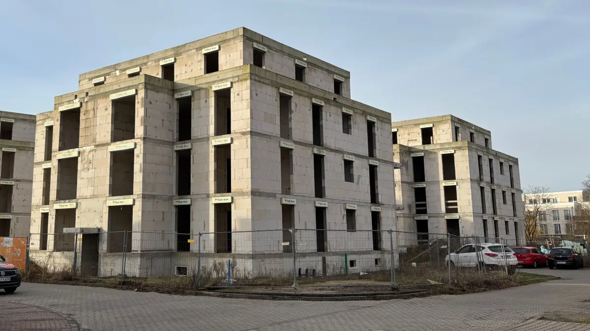 Die Substanz der Rohbauten des Projektes "Bergfelde Living" soll die lange Pause gut überstanden haben. Bald sollen die Arbeiten fortgesetzt werden. Der neue Investor hat bereits mit der Vermarktung begonnen. Die aufgerufenen Preise überraschend.