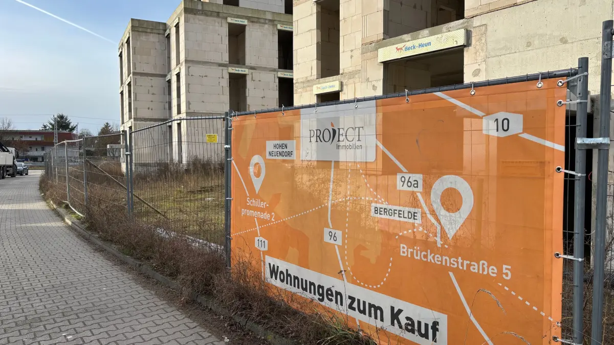 Ein Werbebanner der insolventen Firma hängt noch am Baustellenzaun in der Elfriedestraße in Bergfelde.