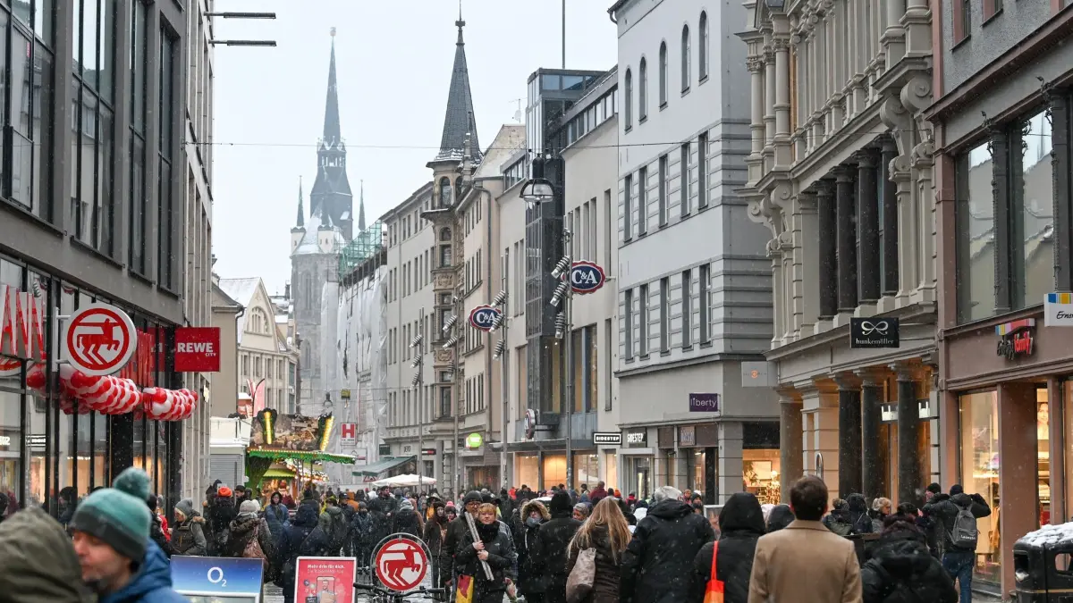 Fußgänger in der Innenstadt von Halle (Saale): ARCHIV - 10.12.2022, Sachsen-Anhalt, Halle (Saale): Passanten gehen in der Innenstadt von Halle durch die Leipziger Straße. (zu dpa: «Weniger Einwohner in Sachsen-Anhalt») Foto: Heiko Rebsch/dpa +++ dpa-Bildfunk +++