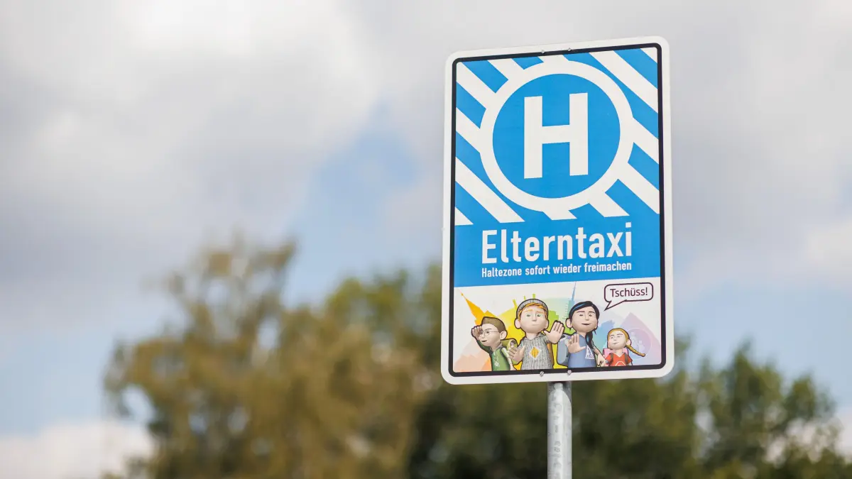 Ein Schild mit der Aufschrift «Elterntaxi» steht an der Straße Märkischer Weg in der Nähe der Grundschule Tegelweg. Es soll auf eine Elternhaltestelle hinweisen, die ihre Kinder mit dem Auto zur Schule fahren. Zum Beginn des neuen Schuljahres in Niedersachsen, wird die diesjährige Aktion «Kleine Füße - sicherer Schulweg: zur Schule möglichst zu Fuß» vorgestellt. +++ dpa-Bildfunk +++