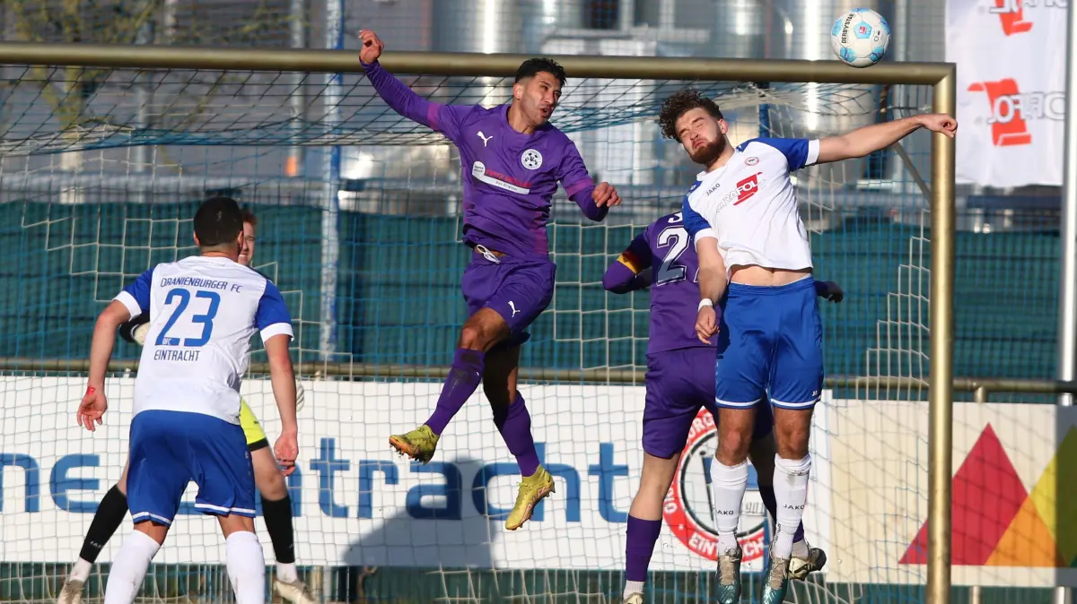 Fußball Brandenburgliga SV Altlüdersdorf mit Basel Hawwa, ihm liegt ein Angebot aus der 1. Liga Syrien vor. Spielszenen aus Oranienburg gegen Altlüdersdorf, im Kopfball gegen Elias Eckert