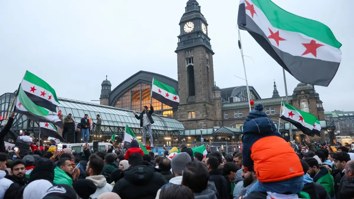 syrische Kundgebung in Hamburg: ARCHIV - 08.12.2024, Hamburg: Zahlreiche Menschen feiern am Hamburger Hauptbahnhof den Sturz von Syriens Machthaber Assad. (zu dpa: «Mehr Asylanträge im Januar: Syrien Herkunftsland Nummer eins») Foto: Bodo Marks/dpa +++ dpa-Bildfunk +++
