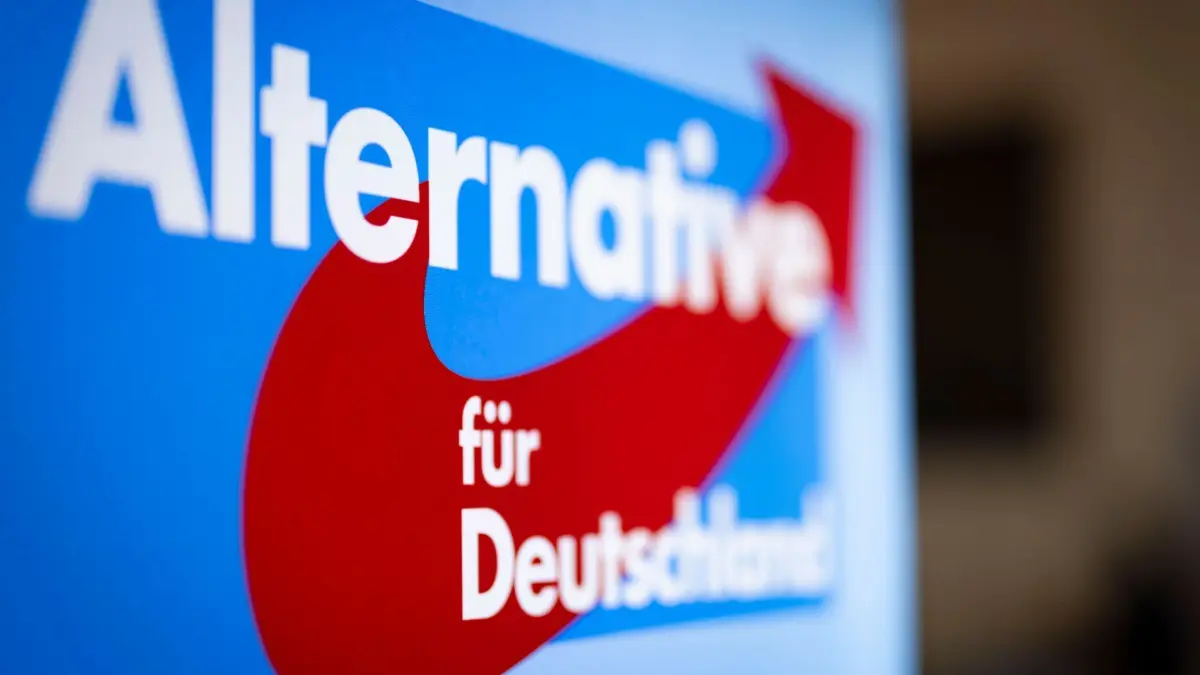 AfD: ARCHIV - 24.02.2024, Nordrhein-Westfalen, Marl: Aufsteller mit dem Schriftzug «Alternative für Deutschland» und dem Logo der AfD. (zu dpa: «Mit Piepsern Wahlkampfveranstaltung der AfD gestört») Foto: Christoph Reichwein/dpa +++ dpa-Bildfunk +++