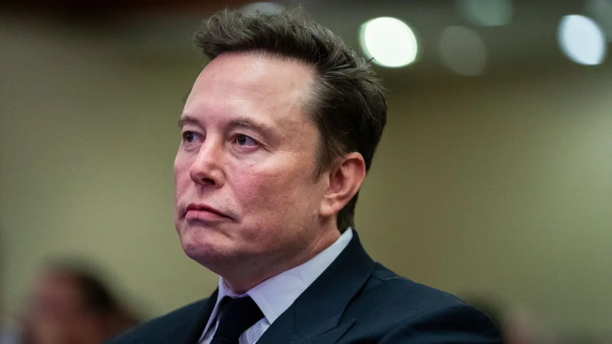 Elon Musk: ARCHIV - 13.11.2024, USA, Washington: Elon Musk, Tech-Milliardär und Besitzer von «Tesla» und «X», hört zu, während Trump bei einem Treffen mit dem Kongresskomitee der Republikaner spricht. (zu dpa: «Musk: Kein Angebot für Tiktok eingereicht») Foto: Allison Robbert/AFP Pool via AP/dpa +++ dpa-Bildfunk +++