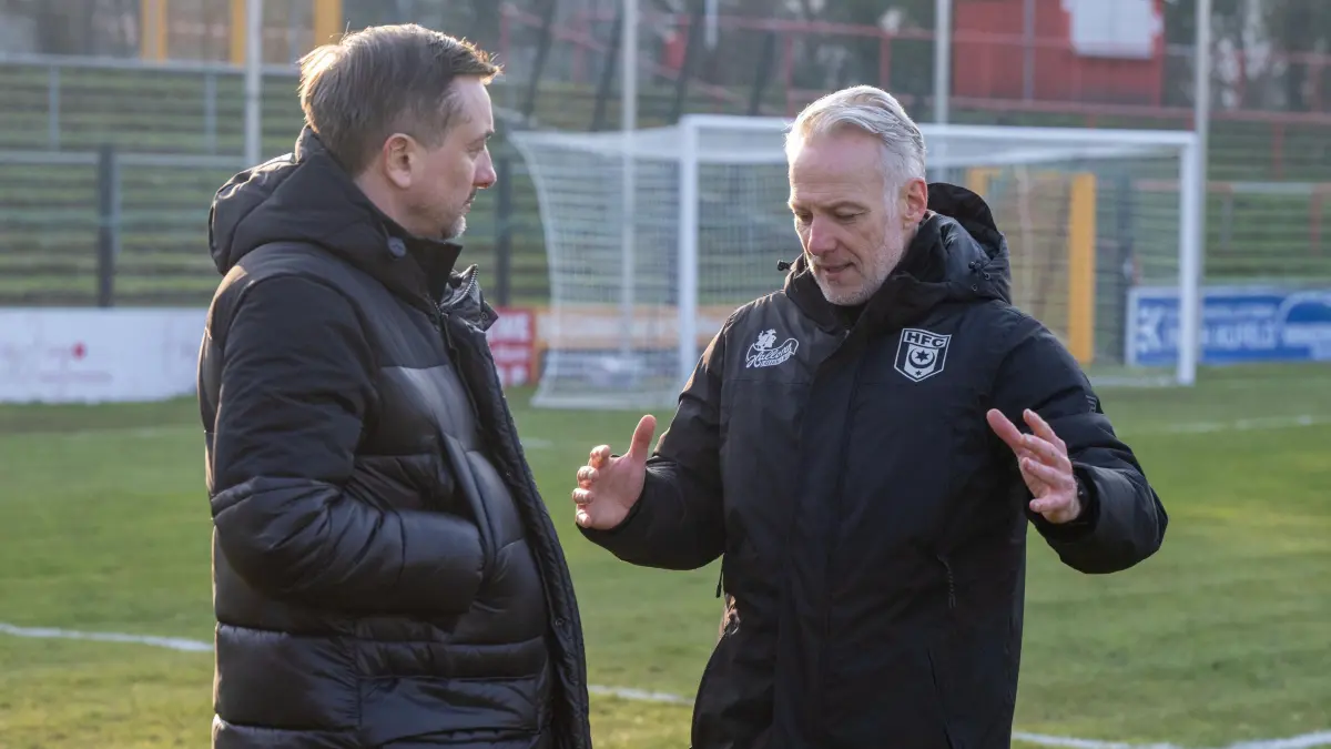 RLNO Altglienicke - Greifswalder FC 2024/25: Fussball, Herren, Saison 2024/25, Regionalliga Nordost (21. Spieltag), VSG Altglienicke - Hallescher FC (1:2), v. l. Sportdirektor Daniel Meyer (Hallescher FC), Trainer Mark Zimmermann (Hallescher FC), 09.02. 2025, Foto: Matthias Koch