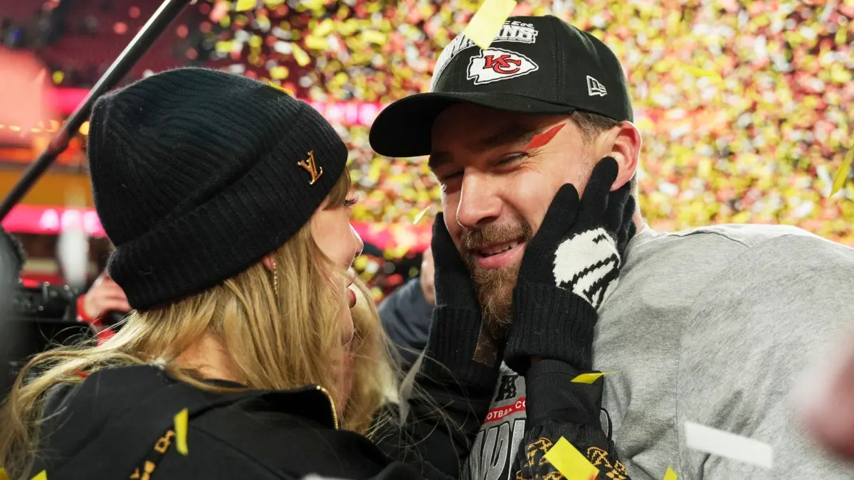 Kansas City Chiefs - Buffalo Bills: ARCHIV - 26.01.2025, USA, Kansas City: American Football: Profiliga NFL, Kansas City Chiefs - Buffalo Bills; Play-off-Runde, Halbfinale im Arrowhead Stadium: Kansas City Chiefs Tight End Travis Kelce, rechts, wird von Taylor Swift beglückwünscht. (zu dpa: «Super-Bowl-Anleitung zum Mitreden: Was alles wichtig ist») Foto: Charlie Riedel/AP/dpa +++ dpa-Bildfunk +++