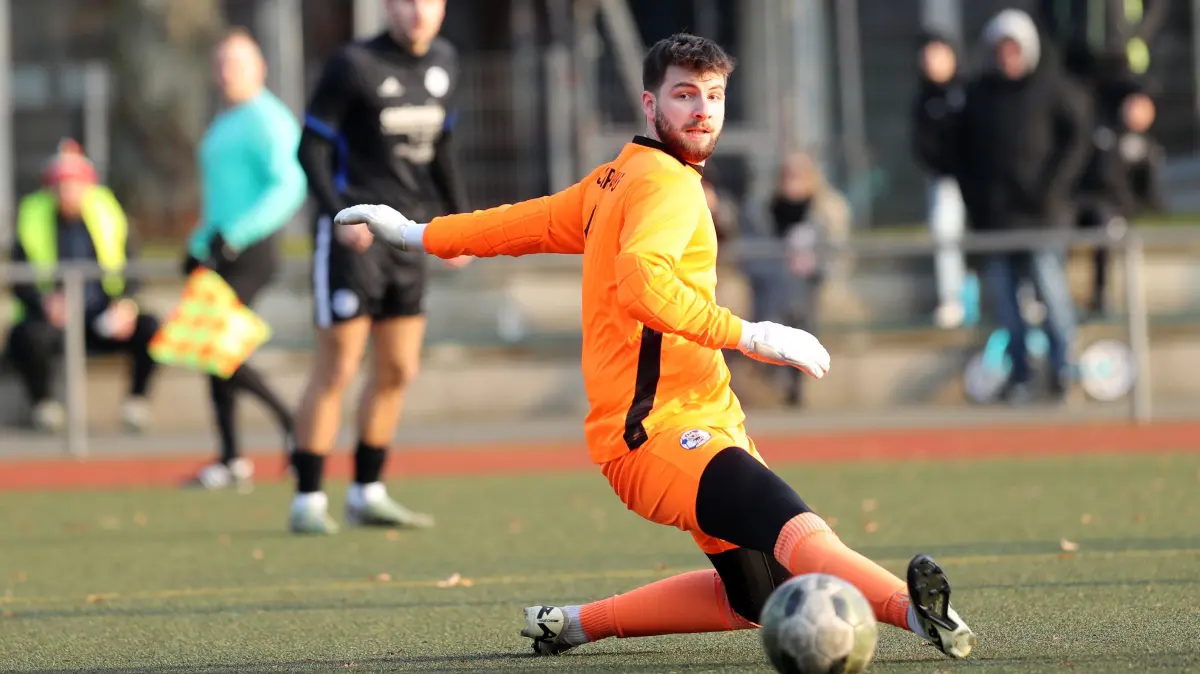 Testspiel TSG Einheit Bernau gegen FSV Bernau : Bernau, 08.02.2025, Testspiel TSG Einheit Bernau gegen FSV Bernau, FSV-Torh?ter Julius Gehrke kommt hier nicht mehr an den Ball