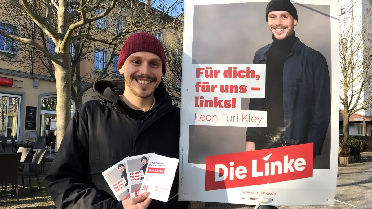 Fürstenwalde. Leon Turi Kley (26) aus Erkner, Direktkandidat der Partei Die Linke für die Bundestagswahl 2025. Hier neben einem Wahlplakat vor dem Büro seiner Partei in Fürstenwalde. Foto vom 04.02.2025 Foto: Frank Groneberg