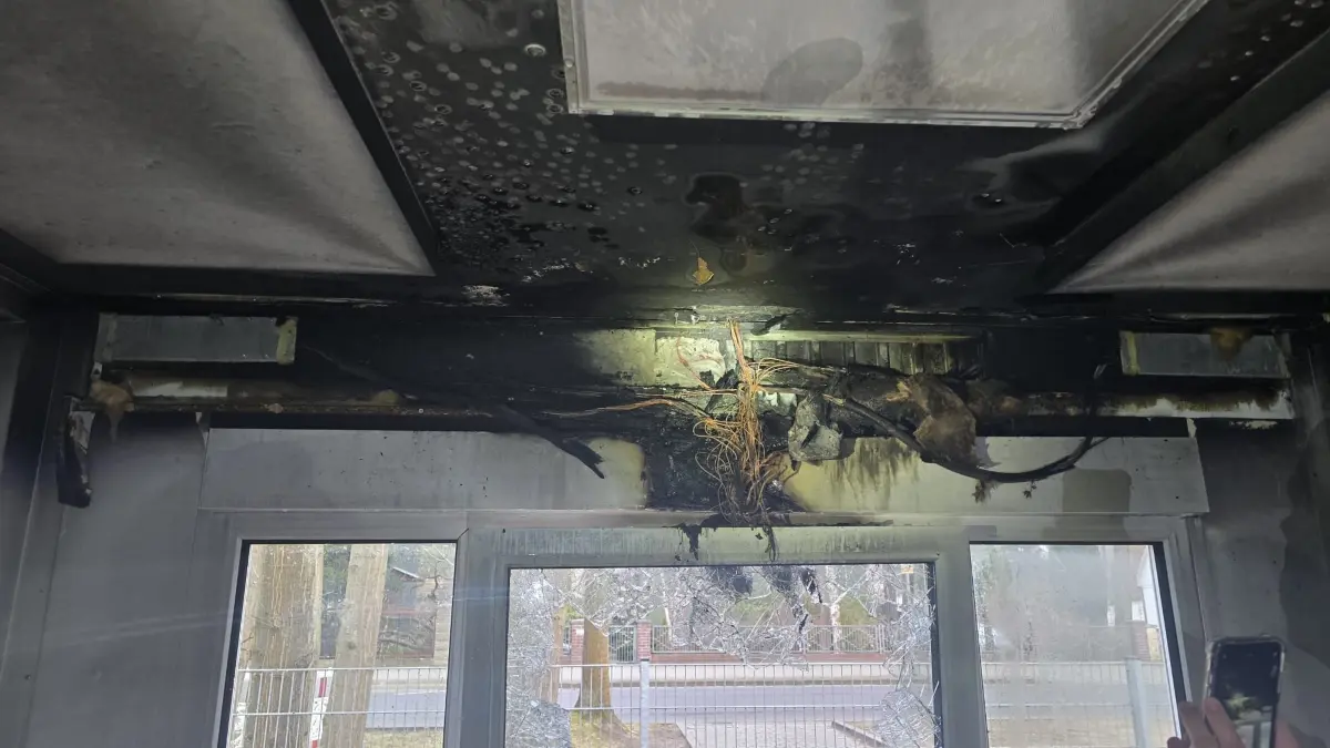 Ein Kabelbrand in der Außenwand des Containers sorgte am Montagmorgen für den Ausbruch eines Feuers in der Zeuthener Grundschule am Wald in der Forstallee. Bis auf Weiteres sind die vier Klassenräume, die sich in dem provisorischen Gebäude befinden, nicht nutzbar.