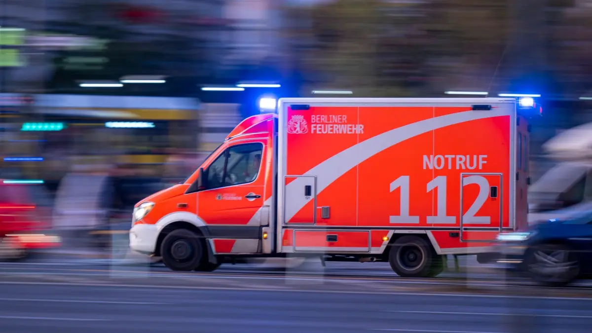 Rettungswagen fährt mit Blaulicht zum Einsatz: ARCHIV - Eine Umfrage zeigt: Jeder Fünfte weiß nicht, dass man im Notfall die Nummer 112 anrufen sollte. (zu dpa: «Jeder Fünfte kennt Nummer für den Notruf nicht») Foto: Monika Skolimowska/dpa/dpa-tmn - Honorarfrei nur für Bezieher des dpa-Themendienstes +++ dpa-Themendienst +++