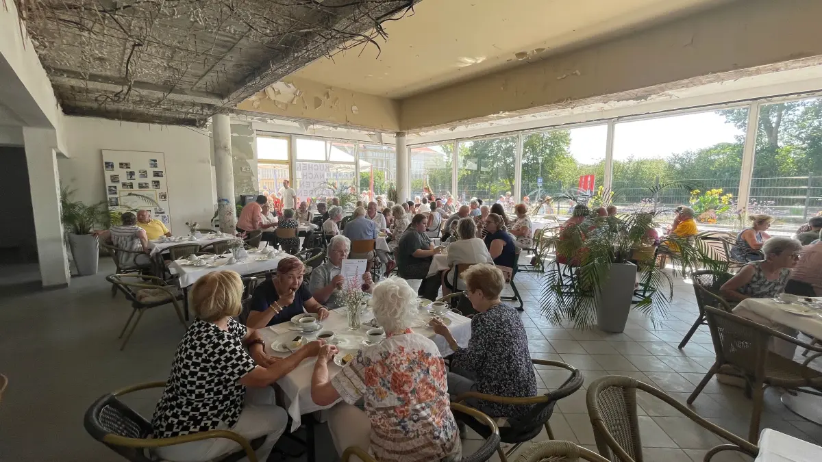 Ist so etwas künftig häufiger möglich im Lunik? Beim Stadtfest 2024 in Eisenhüttenstadt gab es Kaffee und Kuchen im ehemaligen Café des Hotels.