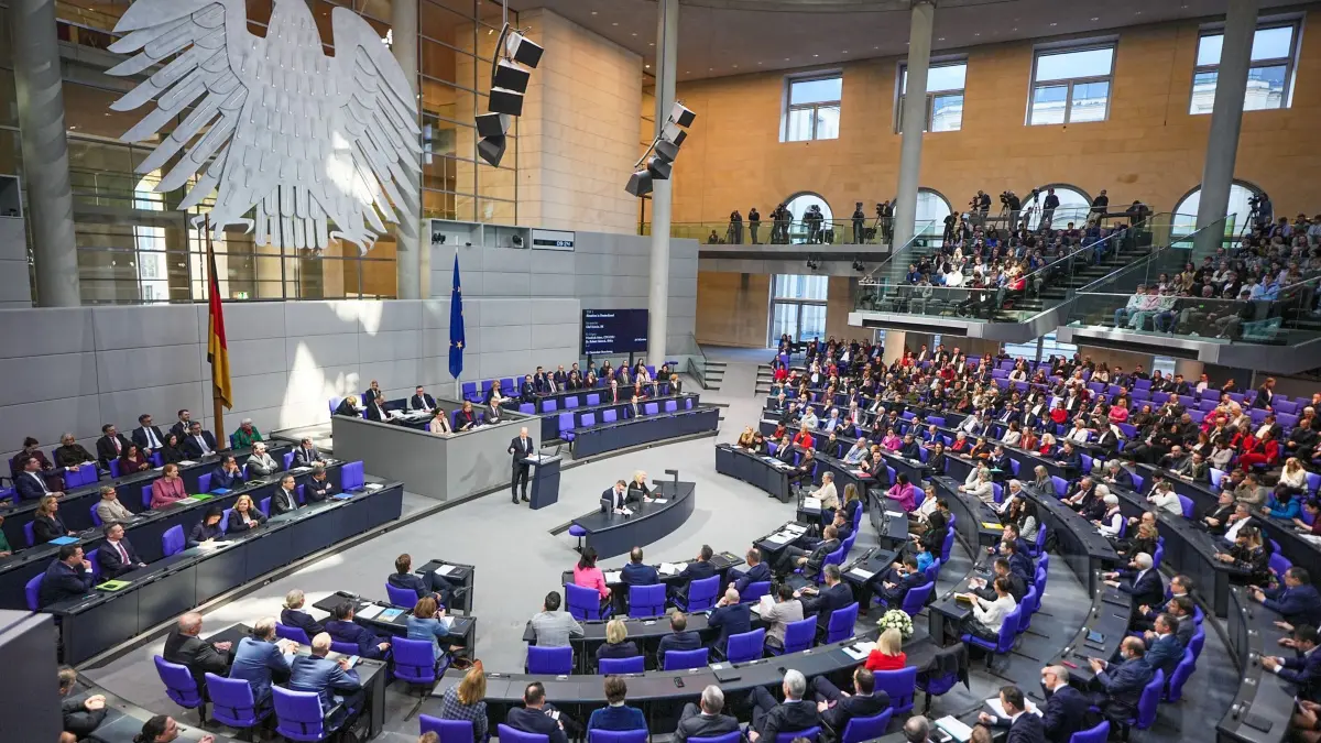 Bundestag: 11.02.2025, Berlin: Bundeskanzler Olaf Scholz (SPD) spricht im Bundestag in der Generaldebatte zur «Situation in Deutschland». Das Parlament kommt zu seiner letzten regulären Sitzung vor der Bundestagswahl zusammen. Foto: Michael Kappeler/dpa +++ dpa-Bildfunk +++