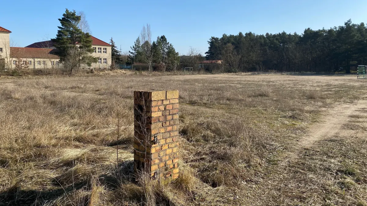 Ist noch eine unansehnliche Brache: der zwischen Schule und Waldkita angesiedelte Bolzplatz in Ziltendorf. Dort soll eine Senioren-Wohn-Anlage entstehen.