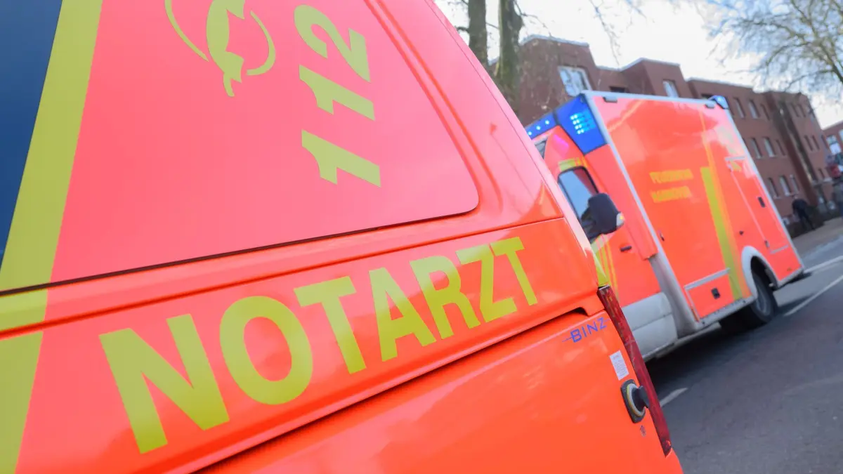 Notarzt und Rettungswagen: PRODUKTION - 03.02.2025, Niedersachsen, Hannover: Ein Notarzt Fahrzeug und ein Rettungswagen stehen an einer Einsatzstelle. (zu dpa: «Frau bei Kamin-Verpuffung schwer verletzt») Foto: Julian Stratenschulte/dpa +++ dpa-Bildfunk +++