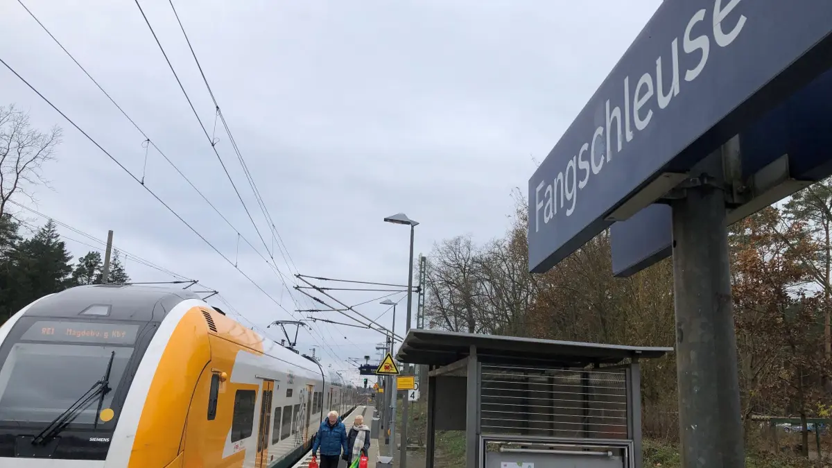 Ein Regionalzug der Linie RE1 der Eisenbahngesellschaft ODEG fährt aus dem nahe der Tesla Gigafactory gelegenen Bahnhof Fangschleuse aus.
