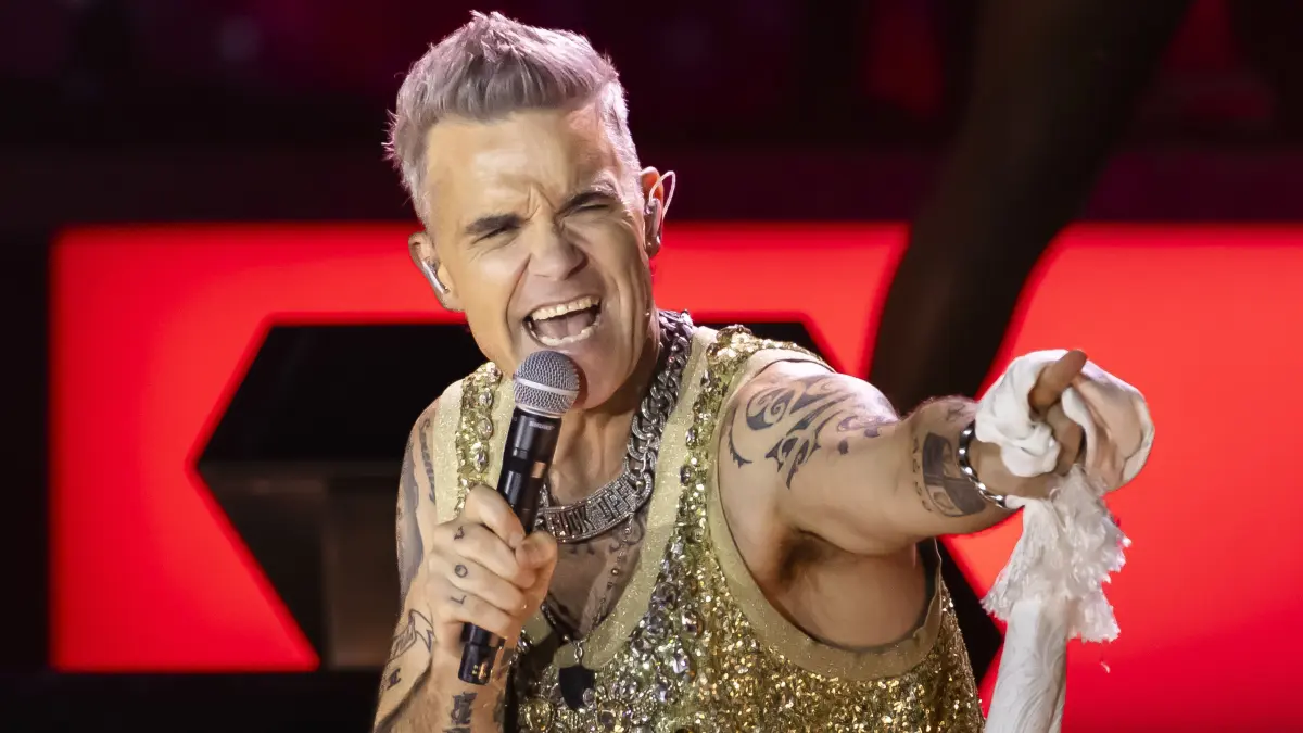 Der britische Sänger Robbie Williams hat sich selbst zum Geburtstag eine teure Brille geschenkt.
