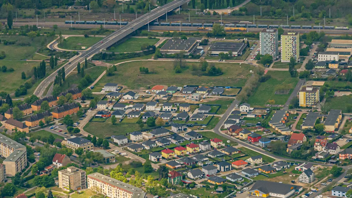 Eigentliche will die Stadt, dass in Eisenhüttenstadt, wie hier in der Fürstenberger Straße, mehr Eigenheime gebaut werden. Doch nun könnten ausgerechnet Eigenheimbesitzer deutlich zur Kasse gebeten werden.