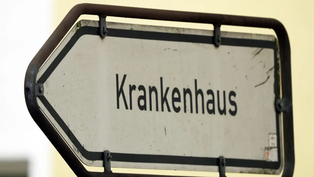 Weg zum Krankenhaus: ARCHIV - 06.11.2023, Brandenburg, Oranienburg: Ein Schild weist den Weg zu einem Krankenhaus. (zu dpa: «Stationäres Angebot in Klinik Hennigsdorf soll schließen») Foto: Soeren Stache/dpa +++ dpa-Bildfunk +++