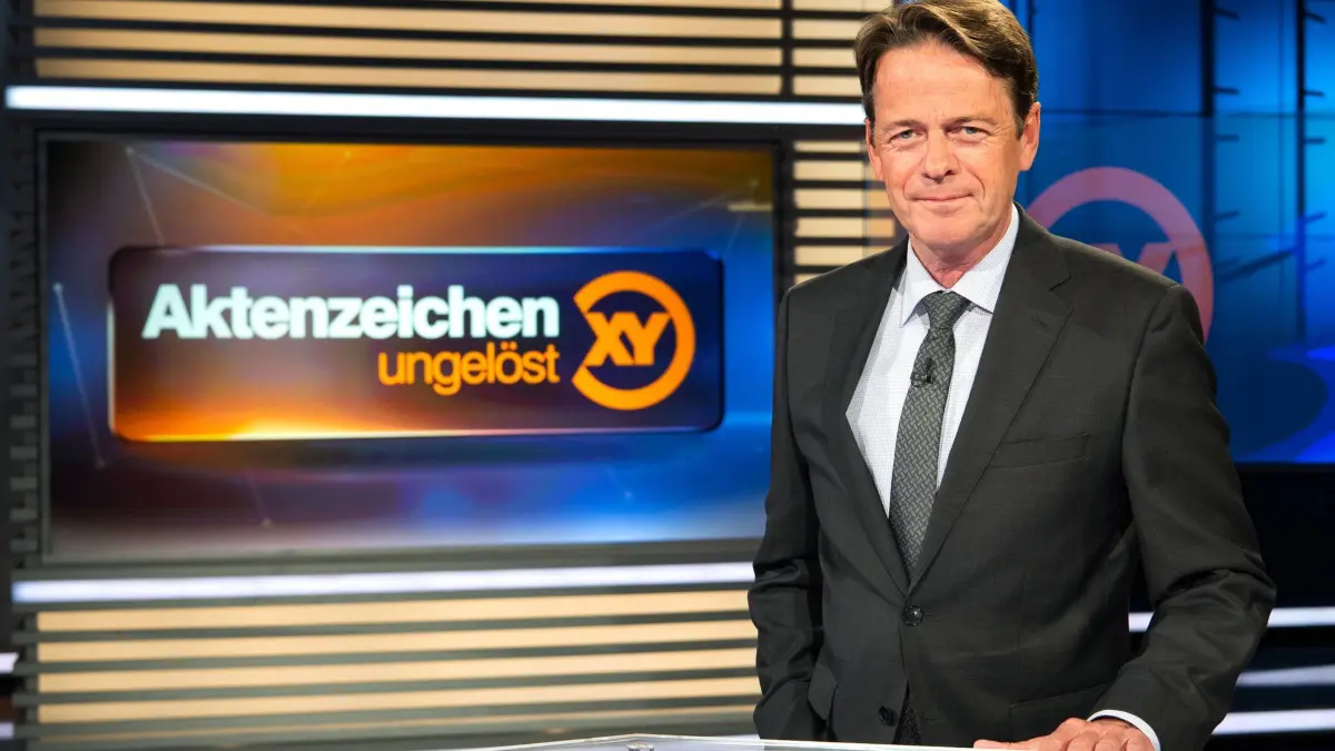 ARCHIV - 05.02.2019, Bayern, Grünwald: ZDF-Moderator Rudi Cerne im Studio der Sendung «Aktenzeichen XY ... ungelöst». In der nächsten Sendung wird auch der Fall eines ungeklärten Mordes an einem Jungen in Idstein vorgestellt. (zu dpa: «Mord vor 40 Jahren - Suche nach Zeugen bei «Aktenzeichen XY»») Foto: Sina Schuldt/dpa +++ dpa-Bildfunk +++