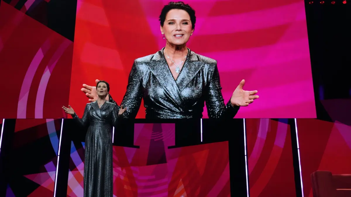 75. Berlinale - Eröffnung: 13.02.2025, Berlin: Desiree Nosbusch steht während der Eröffnung der Berlinale auf der Bühne. Die 75. Internationalen Filmfestspiele Berlin finden vom 13. bis 23. Februar 2025 statt. Foto: Soeren Stache/dpa +++ dpa-Bildfunk +++