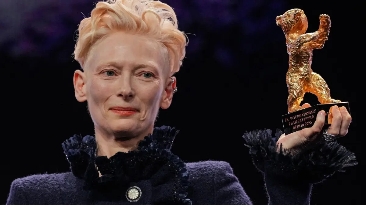 75. Berlinale - Eröffnung: 13.02.2025, Berlin: Tilda Swinton steht während der Eröffnung der Berlinale auf der Bühne und hält ihren goldenen Ehrenbär. Die 75. Internationalen Filmfestspiele Berlin finden vom 13. bis 23. Februar 2025 statt. Foto: Soeren Stache/dpa +++ dpa-Bildfunk +++
