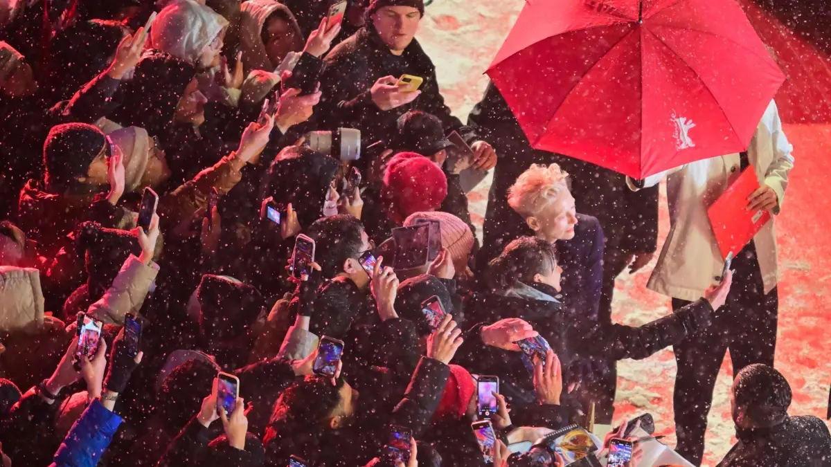 75. Berlinale - Eröffnung: 13.02.2025, Berlin: Tilda Swinton, Schauspielerin, interagiert am Eröffnungsabend der Berlinale auf dem Roten Teppich mit Fans. Es wird der Film «Das Licht» gezeigt. Die 75. Internationalen Filmfestspiele Berlin finden vom 13. bis 23. Februar 2025 statt. Foto: Sebastian Christoph Gollnow/dpa +++ dpa-Bildfunk +++