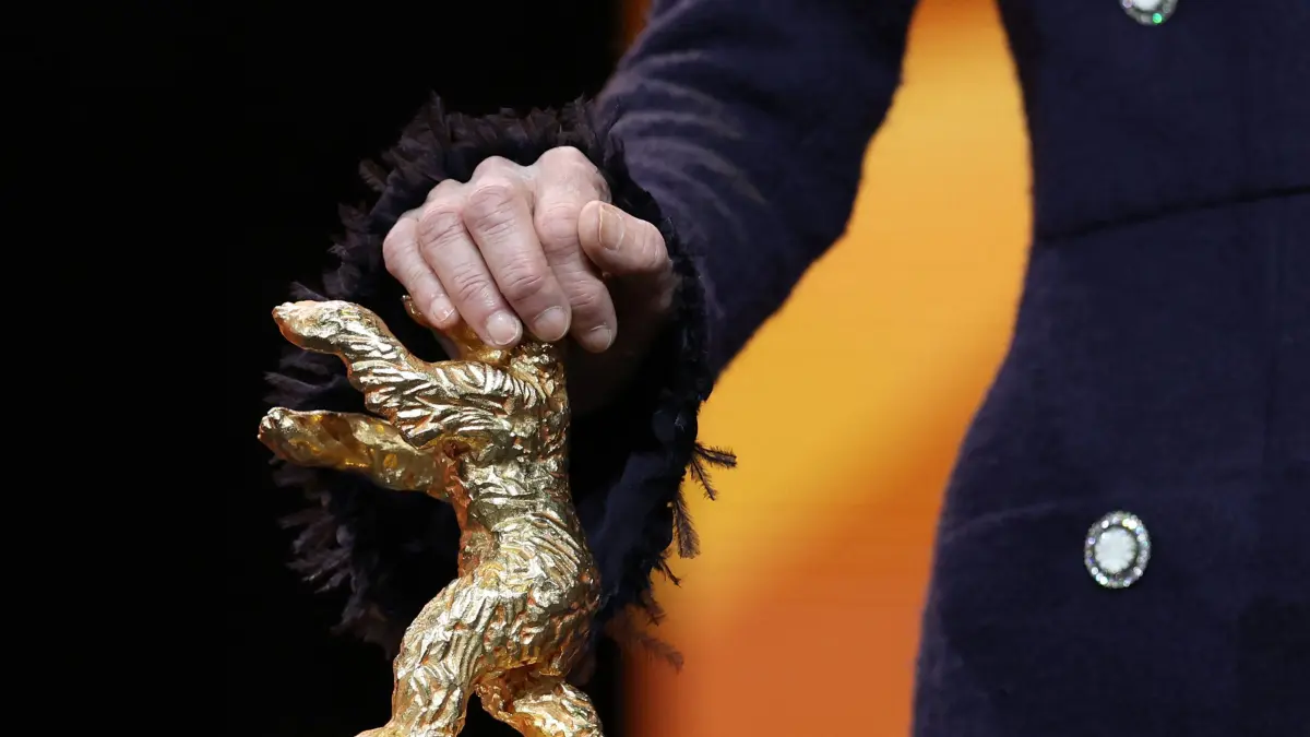 776282772: Scottish actress Tilda Swinton poses with her Honorary Bear of the Berlinale during the opening ceremony ahead of the screening of the film ?Das Licht? (The light) in the "Berlinale special" section of the 75th Berlinale, Europe's first major film festival of the year, in Berlin on February 13, 2025. (Photo by Ronny HARTMANN / AFP)