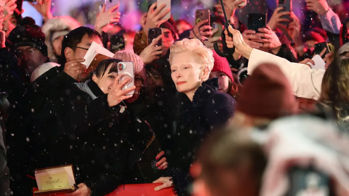 75. Berlinale - Eröffnung: 13.02.2025, Berlin: Tilda Swinton, Schauspielerin, steht am Eröffnungsabend der Berlinale auf dem Roten Teppich mit Zuschauern zusammen. Es wird der Film «Das Licht» gezeigt. Die 75. Internationalen Filmfestspiele Berlin finden vom 13. bis 23. Februar 2025 statt. Foto: Christoph Soeder/dpa +++ dpa-Bildfunk +++
