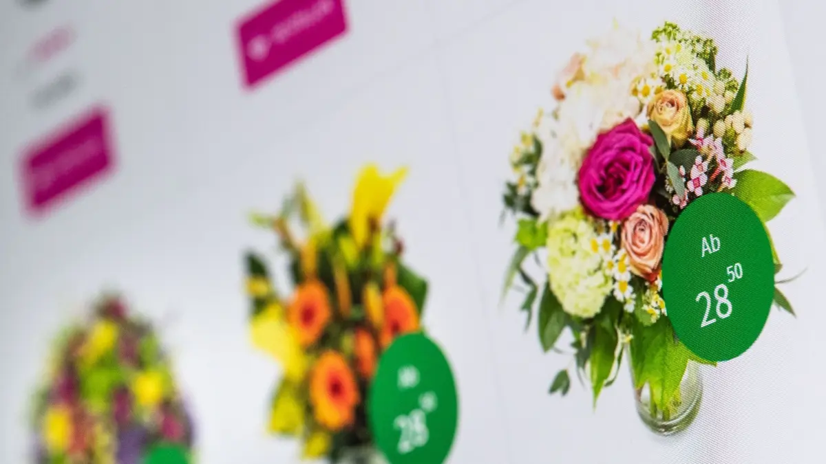 Blumensträuße in einem Online-Shop: ARCHIV - Blumensträuße überreicht man am besten persönlich. Geht das nicht, bieten sich Online-Shops an. (zu dpa: «Online-Blumen: Was tun, wenn die Lieferung enttäuscht?») Foto: Franziska Gabbert/dpa-mag - Honorarfrei nur für Bezieher des Dienstes dpa-Magazin +++ dpa-Magazin +++