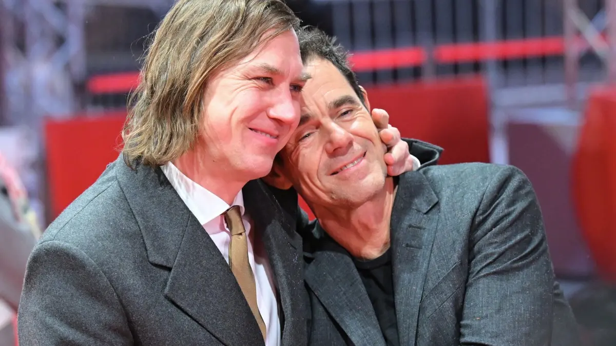 75. Berlinale - Eröffnung: 13.02.2025, Berlin: Schauspieler Lars Eidinger (l) und Regisseur Tom Tykwer kommen zum Eröffnungsabend der Berlinale. Es wird der Film «Das Licht» gezeigt. Die 75. Internationalen Filmfestspiele Berlin finden vom 13. bis 23. Februar 2025 statt. Foto: Annette Riedl/dpa +++ dpa-Bildfunk +++