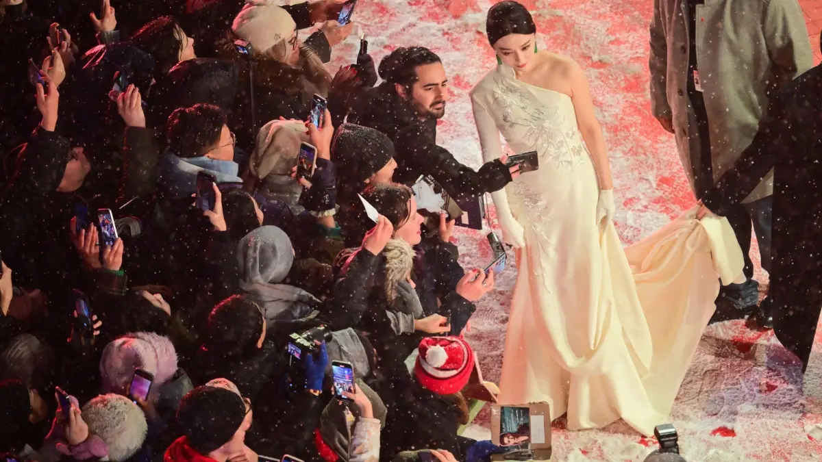 75. Berlinale - Eröffnung: 13.02.2025, Berlin: Fan Bingbing, Schauspielerin und Jurymitglied, interagiert am Eröffnungsabend der Berlinale auf dem Roten Teppich mit Fans. Es wird der Film «Das Licht» gezeigt. Die 75. Internationalen Filmfestspiele Berlin finden vom 13. bis 23. Februar 2025 statt. Foto: Sebastian Christoph Gollnow/dpa +++ dpa-Bildfunk +++